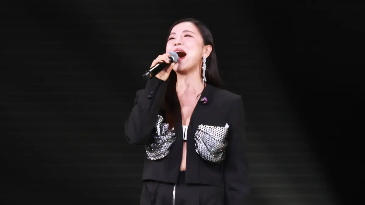 ▲女歌手昨（21）日登上台北小巨蛋表演舞台，有歌迷在丁噹登台前笑說：「剛想喊光晞不能捐，下一秒真的播出來了！」意外將現場歌迷及劇迷們帶進經典台劇《下一站，幸福》的回憶殺中，讓現場眾人都笑翻。（圖／記者吳翊緁攝）