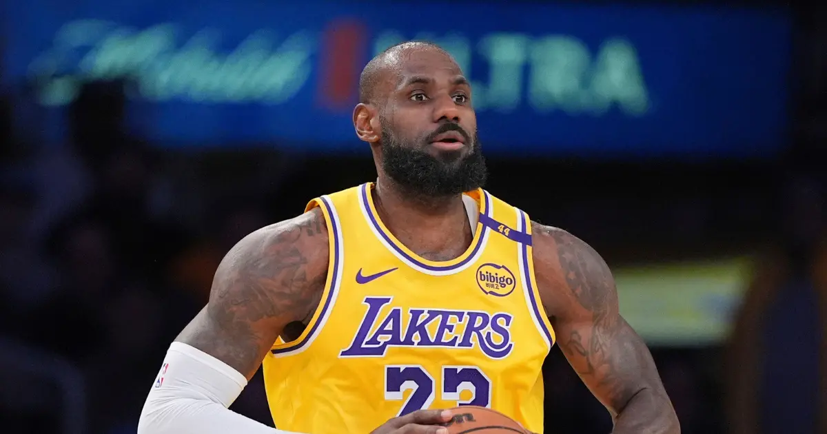 ▲洛杉磯湖人儘管新老闆Mark Walter的入主帶來無限想像，但湖人現階段的陣容補強空間極其有限，甚至僅剩一枚首輪籌碼可供交易使用，讓補強計畫舉步維艱。（圖／美聯社／達志影像）