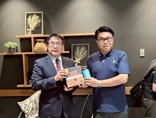 ▲台南市長黃偉哲日前造訪北海道與北海道美唄市市長櫻井恒會面，並將150顆台南產鳳梨分享給當地學生品嘗。（圖／南市府提供）