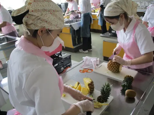 ▲北海道美唄市將台南產鳳梨提供作為校內家政課烹飪實習用。（圖／南市府提供）