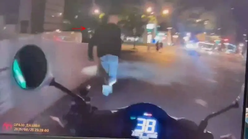 ▲員警在北市松山區饒河夜市巡邏時，發現2名男子違規穿越馬路，欲上前盤查時發現其中一人是通緝犯。(圖／翻攝畫面)