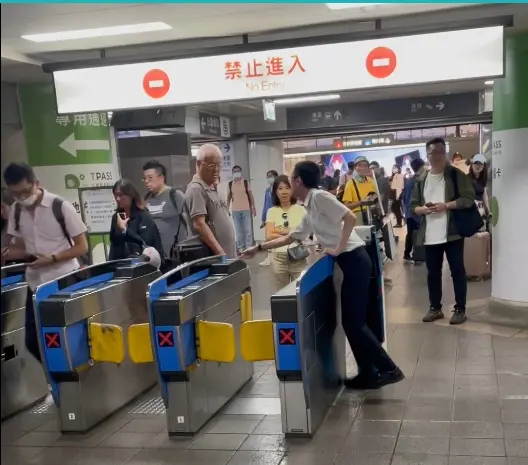 ▲昨（21）日下午，北車有一名站務員對著旅客咆哮，更對旅客出言「眼睛瞎了嗎？」引發議論。（圖／截取自PTT影片）