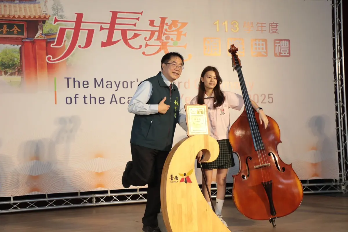 ▲「市長陪你拍」市長獎頒獎典禮，第2場次今天上午登場，獲頒市長獎的學子們也是有備而來，有音樂班的同學自備大提琴上場，並現場演奏一曲。（圖／南市府提供）