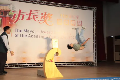 ▲「市長陪你拍」市長獎頒獎典禮,第2場次今天上午登場,獲頒市長獎的學子們也是有備而來,有同學側翻、後空翻上場,引起全場熱烈回響。(圖/南市府提供) ▲「市長陪你拍」市長獎頒獎典禮,第2場次今天上午登場,獲頒市長獎的學子們也是有備而來,有同學側翻、後空翻上場,引起全場熱烈回響。(圖/南市府提供)