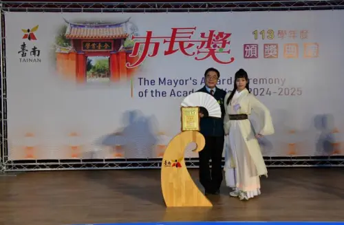 ▲「市長陪你拍」第2場次今天上午登場,同學們照慣例示範各種扭身的拍照姿勢,身經百戰的黃偉哲也不眾望,來者不拒、一一配合憶。(圖/南市府提供) ▲「市長陪你拍」第2場次今天上午登場,同學們照慣例示範各種扭身的拍照姿勢,身經百戰的黃偉哲也不眾望,來者不拒、一一配合憶。(圖/南市府提供)