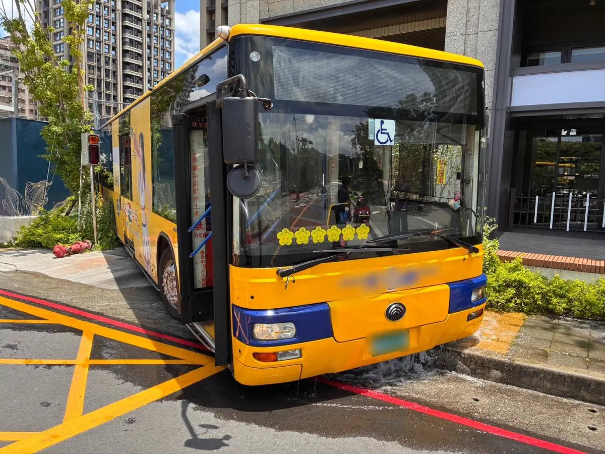 ▲新北市土城區青仁路22日發生一起公車事故！駕駛因急著上廁所，下車忘了拉手煞車，導致公車向後滑行騎上人行道，可以看到消防栓都被撞斷。（圖／翻攝畫面）