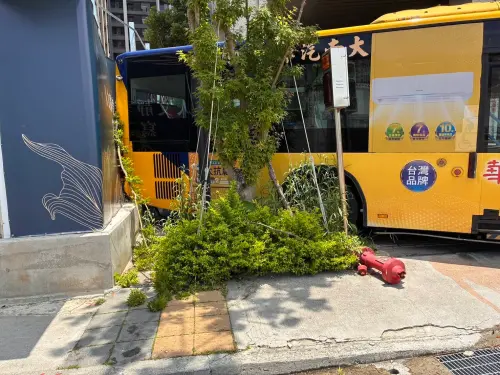 新北市土城區青仁路22日發生一起公車事故!駕駛因急著上廁所,下車忘了拉手煞車,導致公車向後滑行騎上人行道,可以看到消防栓都被撞斷。 ▲新北市土城區青仁路22日發生一起公車事故!駕駛因急著上廁所,下車忘了拉手煞車,導致公車向後滑行騎上人行道,可以看到消防栓都被撞斷。(圖/翻攝畫面)