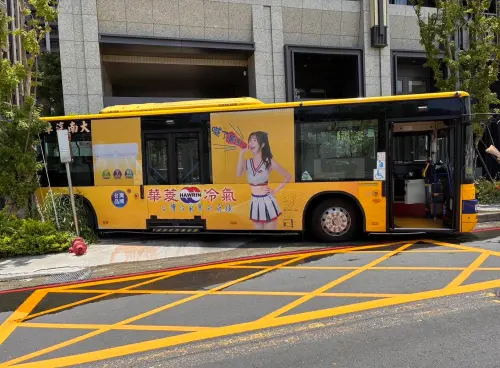 新北市土城區青仁路22日發生一起公車事故!駕駛因急著上廁所,下車忘了拉手煞車,導致公車向後滑行騎上人行道,可以看到消防栓都被撞斷。 ▲新北市土城區青仁路22日發生一起公車事故!駕駛因急著上廁所,下車忘了拉手煞車,導致公車向後滑行騎上人行道,可以看到消防栓都被撞斷。(圖/翻攝畫面)