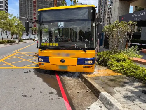 新北市土城區青仁路22日發生一起公車事故!駕駛因急著上廁所,下車忘了拉手煞車,導致公車向後滑行騎上人行道,可以看到消防栓都被撞斷。 ▲新北市土城區青仁路22日發生一起公車事故!駕駛因急著上廁所,下車忘了拉手煞車,導致公車向後滑行騎上人行道,可以看到消防栓都被撞斷。(圖/翻攝畫面)