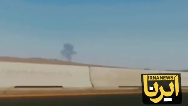 ▲福爾多核設施方向在美國空襲後，竄出大量濃煙。（圖／翻攝自IRNA）