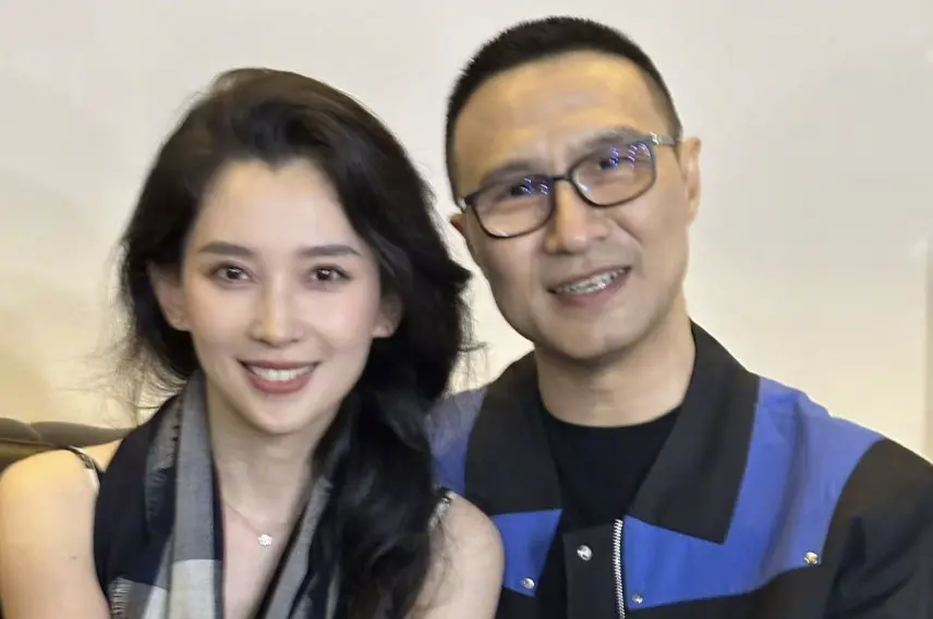 ▲汪峰（右）2023年和章子怡離婚，認愛網紅李巧（森林北），未料近來傳出情變，汪峰在微博貼出與女友合照，澄清「我倆好著呢」。（圖／翻攝自汪峰微博）