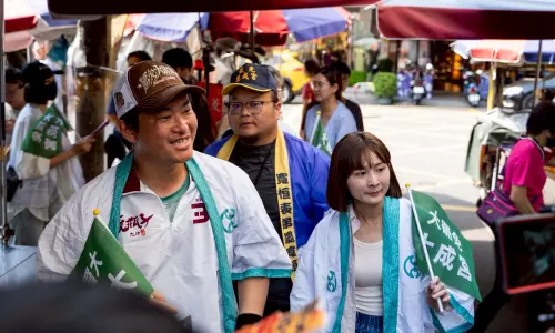 ▲陳柏惟今天掃街衝刺中八選區罷免江啟臣的連署。（圖／罷團「一罷擊臣」提供，2025.06.22）