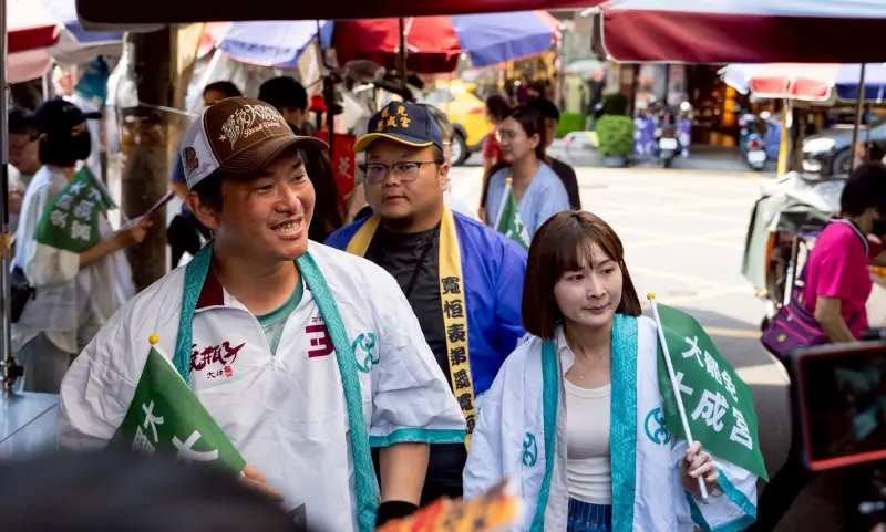 ▲陳柏惟今天掃街衝刺中八選區罷免江啟臣的連署。（圖／罷團「一罷擊臣」提供，2025.06.22）