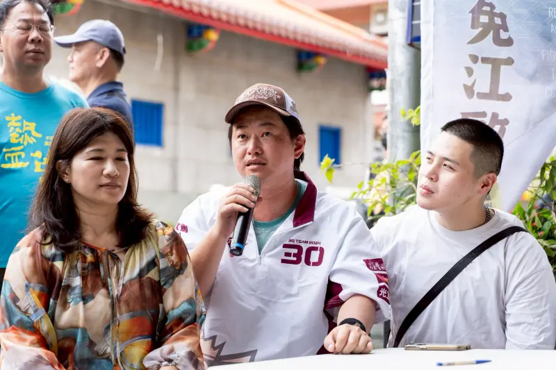 ▲陳柏惟指在台灣的政治權力結構中，江啟臣就是核心的蛋黃，大罷免「蛋黃要熟，整顆蛋才會熟」。（圖／罷團「一罷擊臣」提供，2025.06.22）