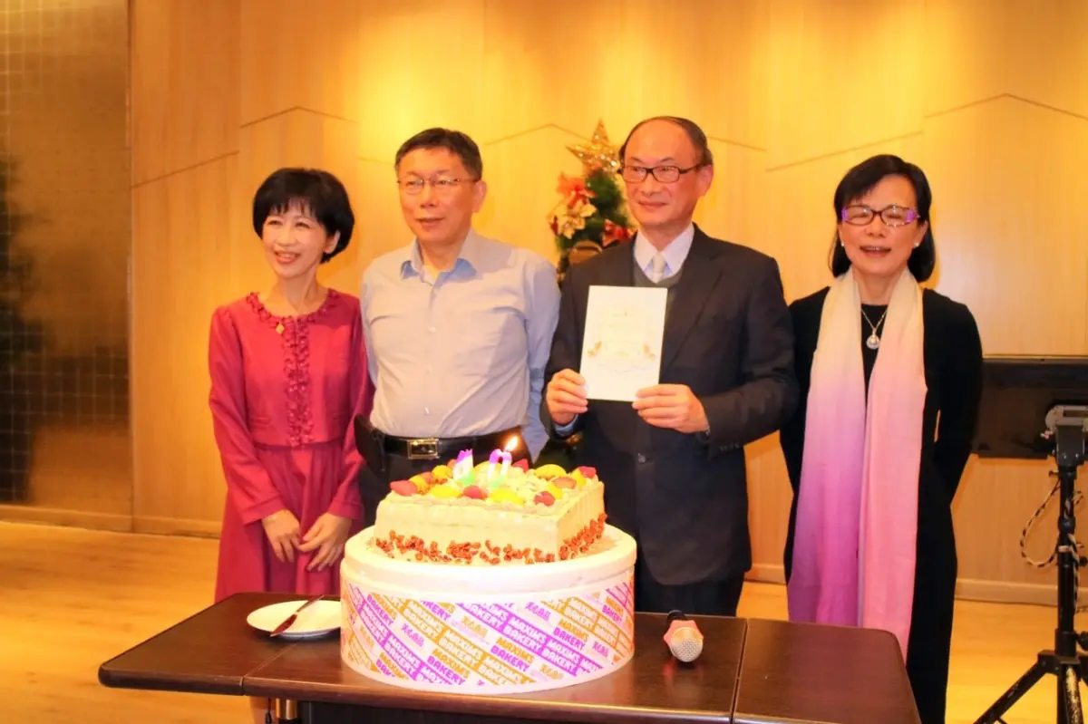 ▲陳佩琪貼出柯文哲跟恩師林芳郁的合照，祝老師健康平安。（圖／陳佩琪臉書）