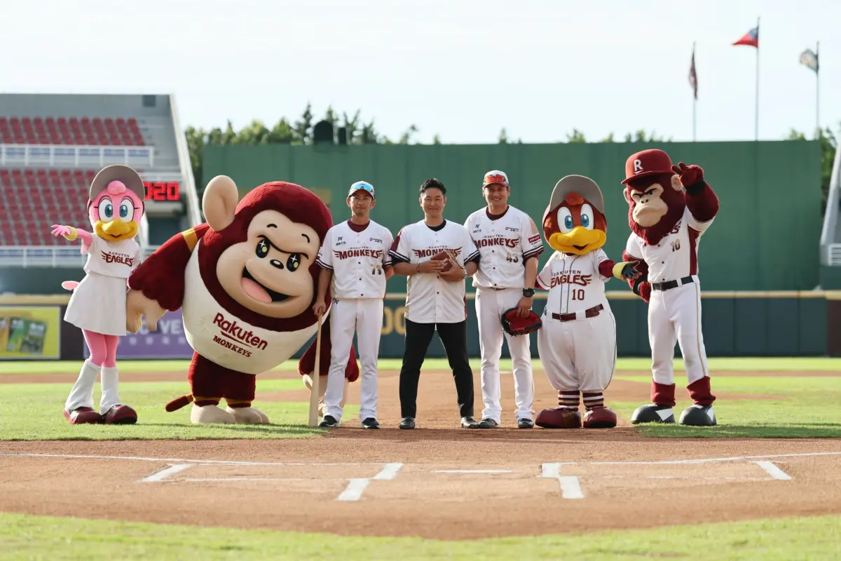 ▲前樂天金鷲球星銀次（中）擔任開球嘉賓，開球捕手為樂天桃猿牛棚教練林英傑（右）、開球打者為投手教練川岸強（左）。（圖／樂天桃猿提供）