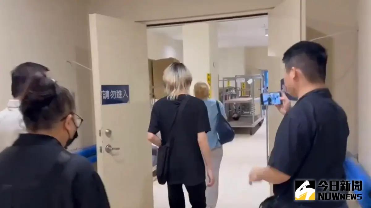 ▲19歲女騎士不幸被吊車撞死，檢察官22日下午會同法醫相驗遺體，蔡女家屬也抵達現場，神情哀痛、不發一語。(圖／讀者提供)