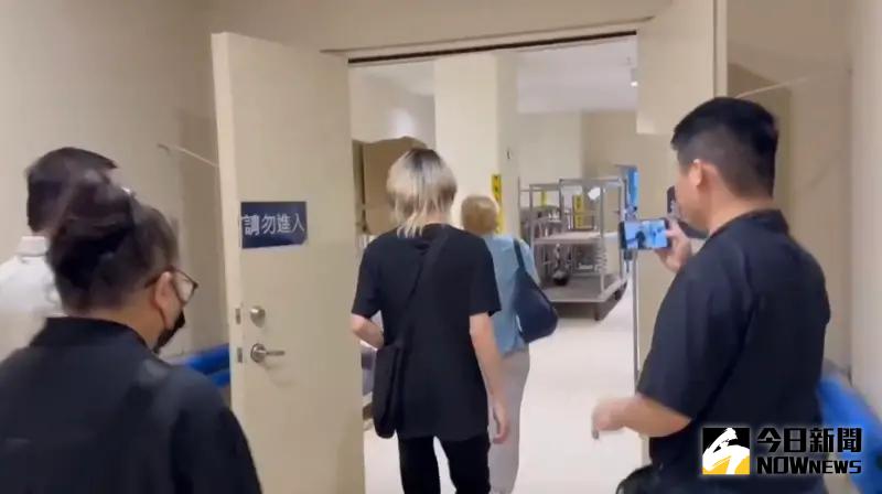 ▲19歲女騎士不幸被吊車撞死，檢察官22日下午會同法醫相驗遺體，蔡女家屬也抵達現場，神情哀痛、不發一語。(圖／讀者提供)