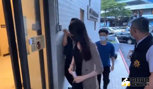 19歲女騎士不幸被吊車撞死,檢察官22日下午會同法醫相驗遺體,確認為胸、腹部重創致死。 ▲19歲女騎士不幸被吊車撞死,檢察官22日下午會同法醫相驗遺體,確認為胸、腹部重創致死。(圖/讀者提供)