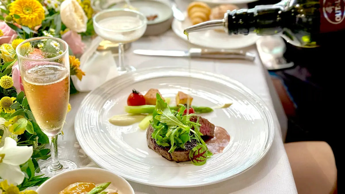 ▲王品牛排夏季新菜開吃！邀請獲澳洲版米其林《Good Food Guide》1頂帽子榮耀的西西里島主廚Lino Sauro，聯名3道新菜。穿戴「綠、白、紅3色」任一顏色配件，免費吃嫩煎鮑魚。（圖／記者蕭涵云攝）