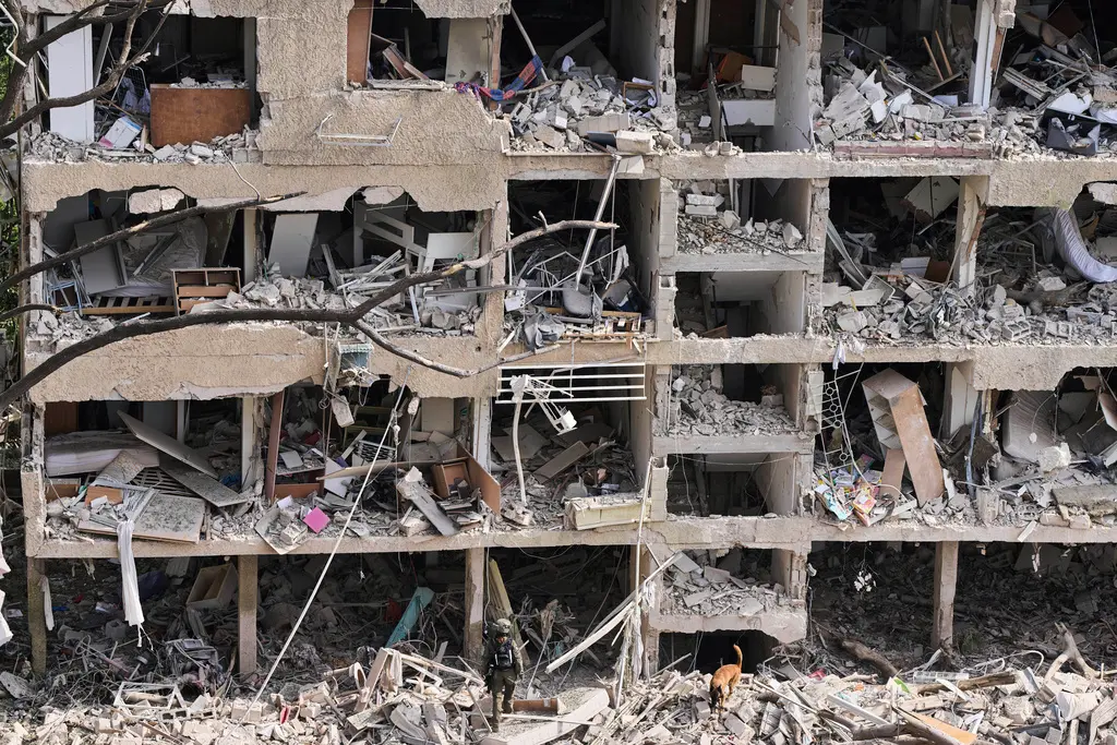 ▲有部分在以色列工作的中國人選擇留在當地，沒有撤離，因為以色列提供的薪資非常優渥，有的建築工人在當地的工資甚至可以高達一天1萬元人民幣。圖為特拉維夫大樓被炸後慘況。（圖／美聯社／達志影像）