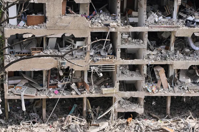 ▲有部分在以色列工作的中國人選擇留在當地，沒有撤離，因為以色列提供的薪資非常優渥，有的建築工人在當地的工資甚至可以高達一天1萬元人民幣。圖為特拉維夫大樓被炸後慘況。（圖／美聯社／達志影像）