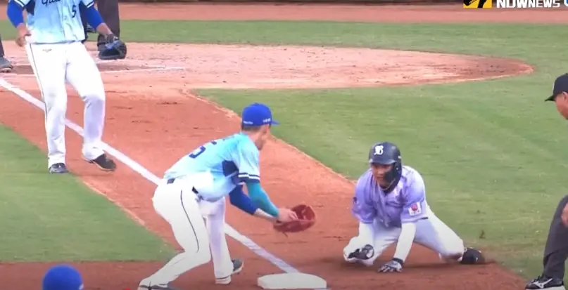 ▲中信兄弟打線在2局下就發動攻勢，單局靠著2保送、1失誤攻佔滿壘，隨後宋晟睿敲出長打，打回2分，但游擊手張仁瑋卻在衝三壘時滑過頭，被回傳球觸殺出局，球評黃忠義點出關鍵，認為不是張仁瑋衝過壘包的錯，而是指出三壘指導教練應該站得離壘包更近，才能隨時阻檔張仁瑋停在三壘壘包上。（圖／CPBLtv）