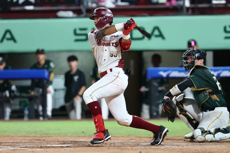 ▲樂天桃猿李勛傑昨日在延長賽，一人出局三壘有人的情況下，3壞球時選擇出棒，卻擊出無效飛球出局。（圖／樂天桃猿提供）