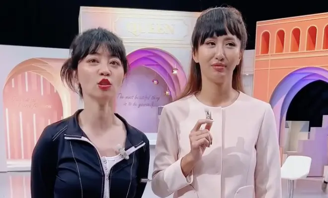 ▲藝人薔薔（右）日前與高嘉瑜（左）在節目中互換私服造型，衣服好衣服後的薔薔更氣喊是「人生最大恥辱」，兩人當場崩潰鬥嘴，笑料百出全場笑翻！（圖／女人我最大IG)