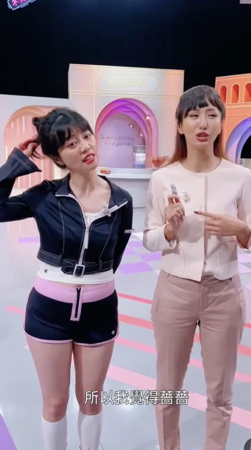 ▲薔薔(右)、高嘉瑜(左)鬥嘴不斷互虧對方審美差,錄影現場氣氛超級熱烈。(圖/女人我最大IG) ▲薔薔(右)、高嘉瑜(左)鬥嘴不斷互虧對方審美差,錄影現場氣氛超級熱烈。(圖/女人我最大IG)