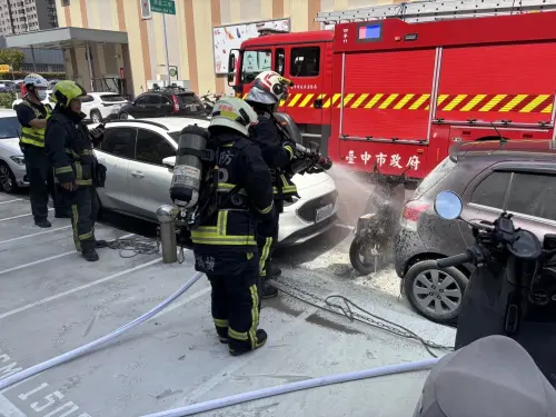 台中一輛電動機車突起火燃燒,波及停靠兩旁的自小客車。(圖/翻攝畫面) ▲台中一輛電動機車突起火燃燒,波及停靠兩旁的自小客車。(圖/翻攝畫面)