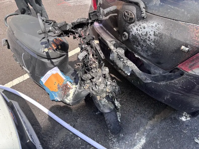 ▲台中一輛電動機車突起火燃燒，波及停靠兩旁的自小客車。（圖／翻攝畫面）