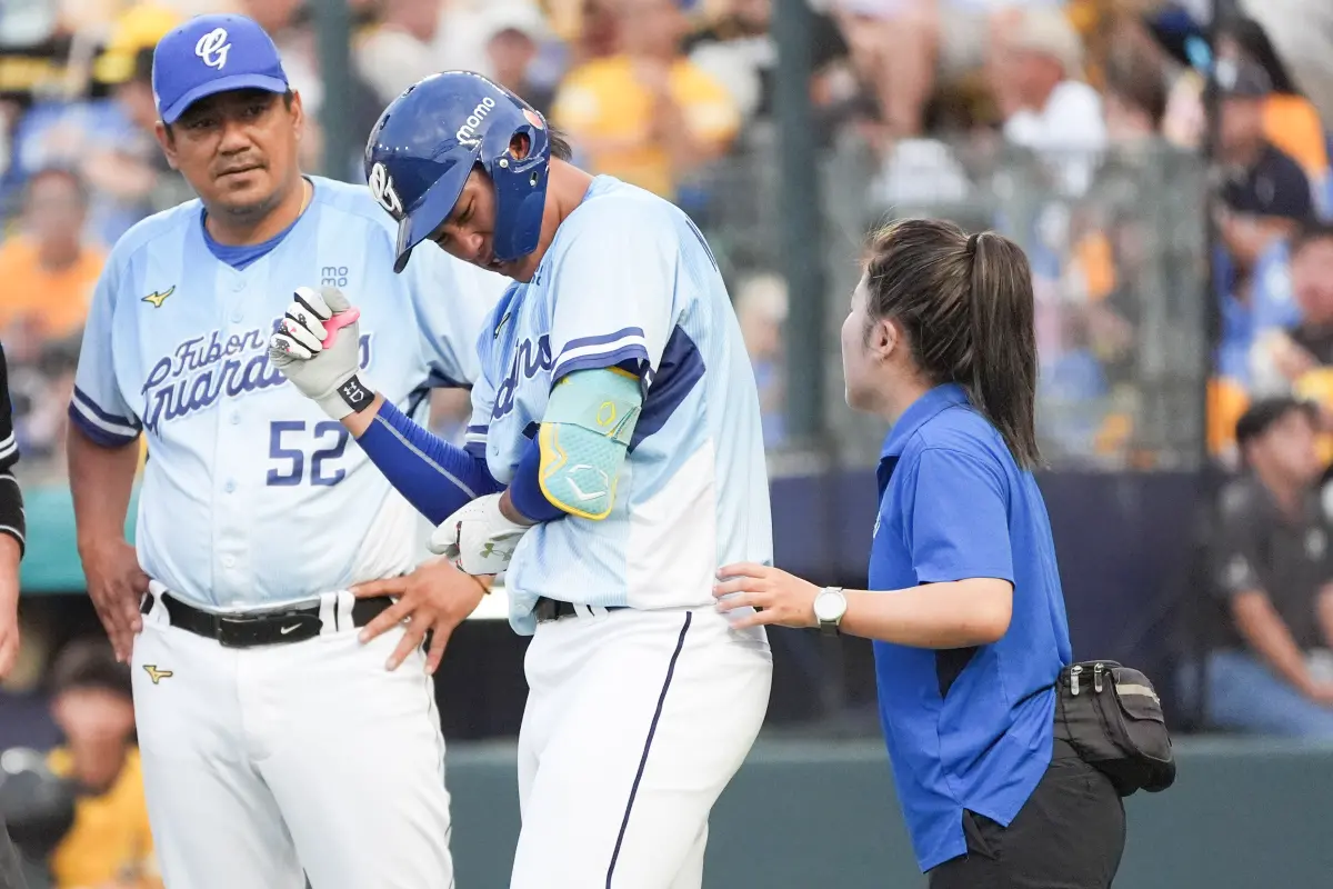 ▲富邦悍將王念好今重返一軍，不過第2打席就挨觸身球，立即退場治療。（圖／富邦悍將提供）