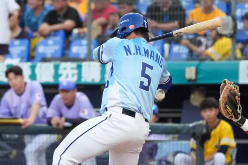 ▲富邦悍將王念好今重返一軍，不過第2打席就挨觸身球，立即退場治療。（圖／富邦悍將提供）