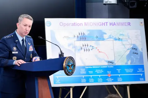 ▲美國國防部長赫格賽斯(Pete Hegseth)、美國參謀長聯席會議主席丹·凱恩(John Daniel Caine)美東時間22日上午8時在五角大廈舉行記者會,說明美國襲擊伊朗核設施的行動。(圖/美聯社/達志影像) ▲▲美國國防部長赫格賽斯(Pete Hegseth)、美國參謀長聯席會議主席丹·凱恩(John Daniel Caine,見圖)美東時間22日上午8時在五角大廈舉行記者會,說明美國襲擊伊朗核設施的行動。(圖/美聯社/達志影像)