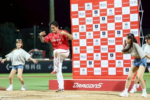 ▲林智勝賽後跟啦啦隊一起大跳《大展鴻圖》逗樂球迷。（圖／味全龍提供）