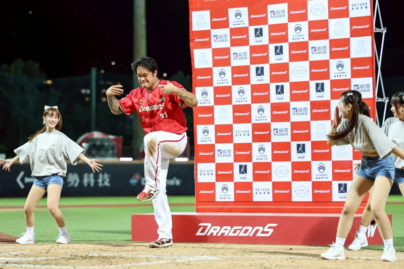 ▲林智勝（中）賽後跟啦啦隊跳舞同樂。（圖／味全龍提供）