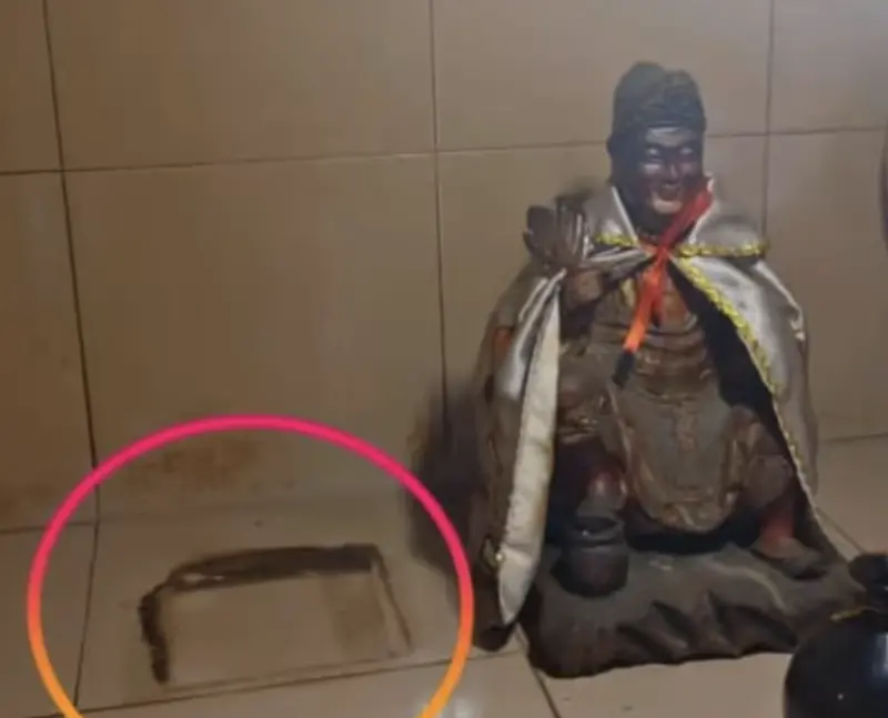 ▲馬六甲愛極樂高原的「高原宮」遭人闖入，拿走12尊神像丟人海裡。（圖／翻攝自中國報）