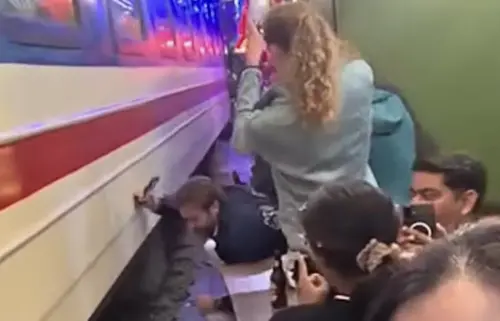 越南河內火車街驚險瞬間！遊客遭列車擦撞　當局下令全面清場管制
