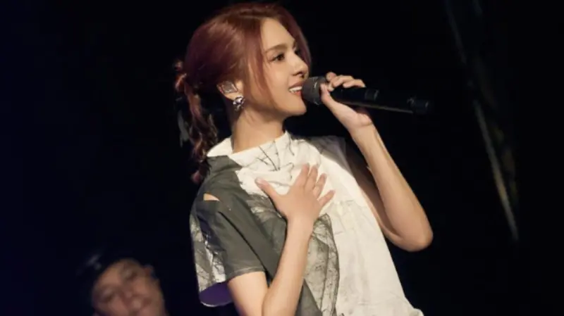 ▲歌手郭靜（如圖）本月21日在台北Legacy舉辦《天亮之前演唱會》，在台上唱到獻給離世愛貓〈最漫長的告別〉一曲時，強忍淚水數度哽咽，痛心喊：「希望獻給所有在天堂自由奔跑的靈魂！」（圖／寬宏藝術提供）