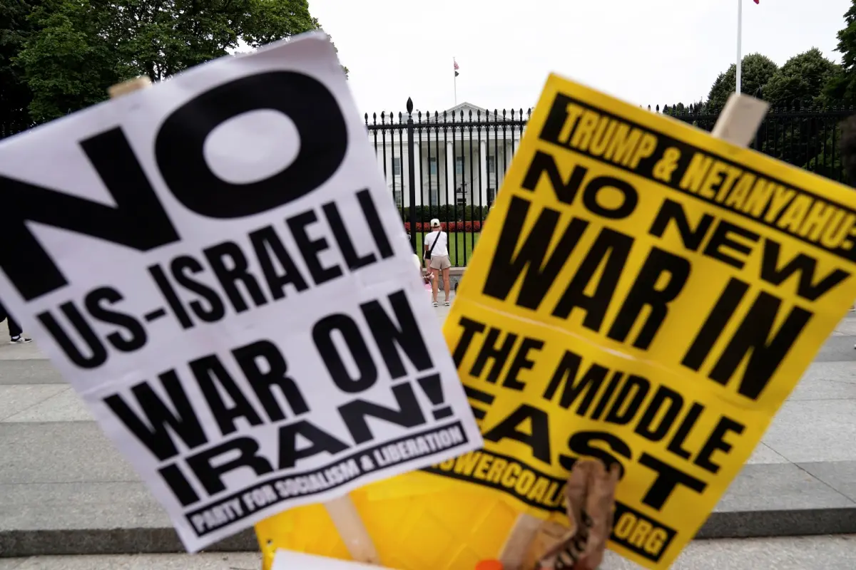 ▲美國加入以色列空襲伊朗後，22日在白宮前，聚集不少抗議民眾。（圖／美聯社／達志影像）