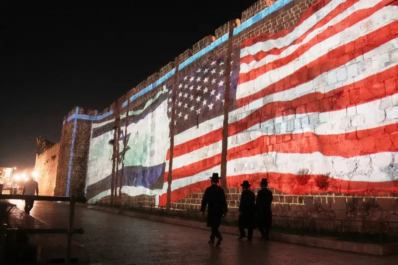 ▲在華爾街乃至全球股市惴惴不安之際，以色列股市週日反而暴漲，創下歷史新高。圖為22日耶路撒冷老城區牆上，投映的美國及以色列國旗，感謝美國協助轟炸伊朗。（圖／美聯社／達志影像）