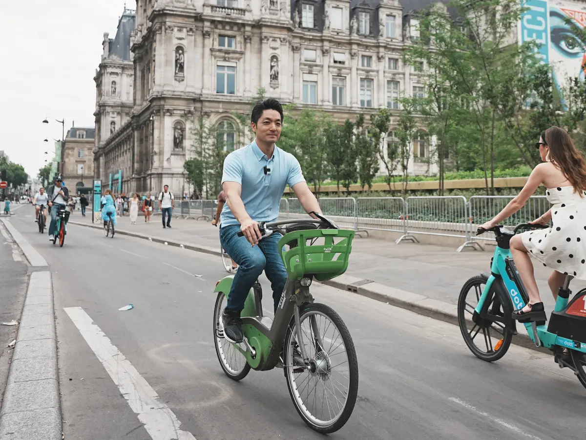 ▲台北市長蔣萬安出訪巴黎進入第3天，在當地時間22日體驗市政廳前的共享單車系統Velib。（圖／台北市政府提供，2025.06.23）