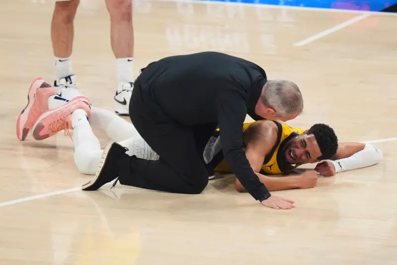 ▲NBA 總冠軍賽第7戰，印第安納溜馬主控 Tyrese Haliburton 切入過程中無碰撞倒地受傷痛哭，痛苦哀號。（圖／美聯社／達志影像）