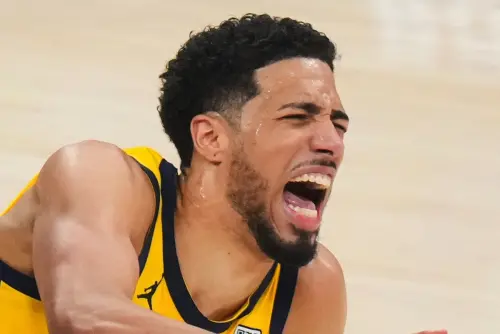 在2025年NBA總冠軍賽的第七場比賽中,印第安納溜馬隊的當家球星Tyrese Haliburton不幸遭遇重大傷病,這一幕令球迷心碎。 ▲在2025年NBA總冠軍賽的第七場比賽中,印第安納溜馬隊的當家球星Tyrese Haliburton不幸遭遇重大傷病,這一幕令球迷心碎。(圖/美聯社/達志影像)