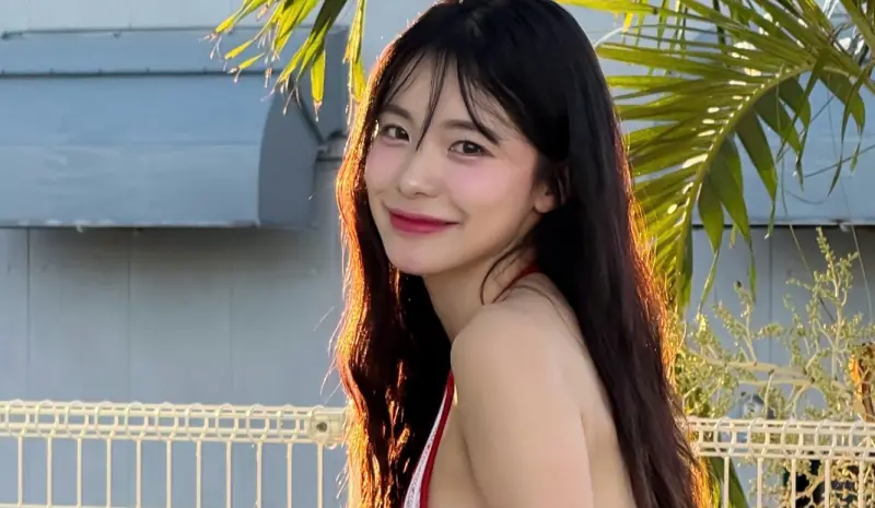 ▲李多慧發文笑問粉絲暑假要去哪玩？接著就曬出在海邊拍的比基尼美照，解放好身材，吸引14萬人按讚，直呼「公主太辣了」。（圖／李多慧IG）