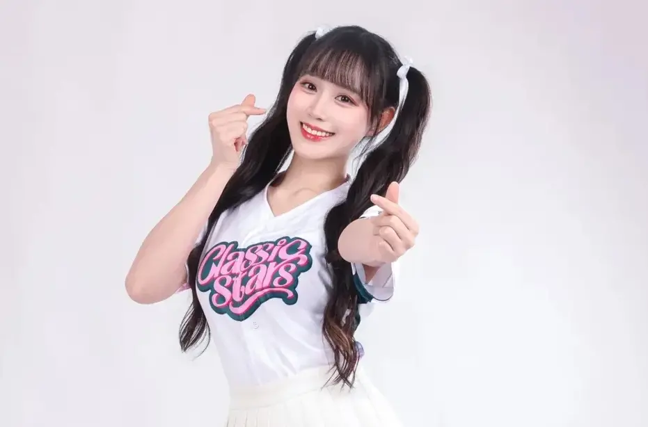 ▲邊荷律（如圖）與車銀優、子瑜等人都畢業於韓林演藝藝術高等學校，而她最近應粉絲要求，曬出多張高中時期合照，沒想到裡面竟然還有跟TWICE彩瑛的合照，不變美貌引發讚嘆。（圖／邊荷律IG）