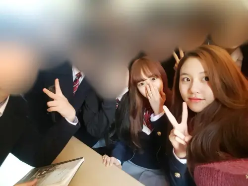 ▲邊荷律（左）不只曾與車銀優、子瑜同校！曬高中合照驚見「TWICE彩瑛（右）」（圖／邊荷律Threads）