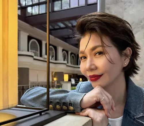 ▲于子育（左）是歌手出身，在北影典禮上的演唱卻讓人難以被說服。（圖／摘自于子育IG）