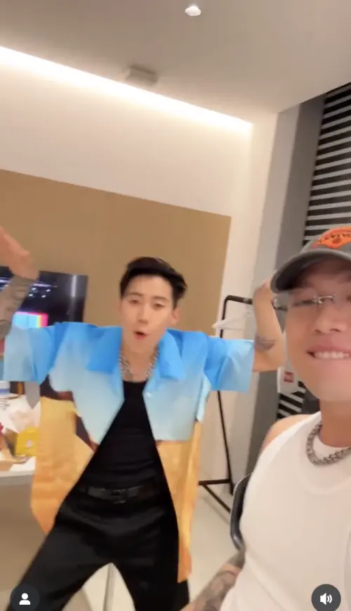 ▲Jay Park（左）來台灣時也跟上潮流一起〈大展鴻圖〉。（圖／ozifp IG）